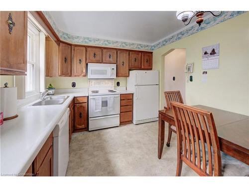 22 East 44Th Street, Hamilton, ON - Indoor Photo Showing Kitchen With Double Sink