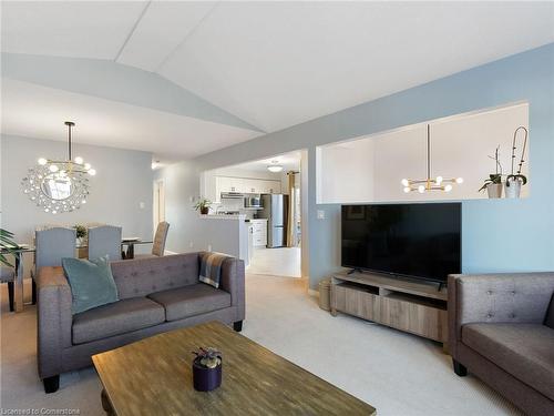 11 Stuart Street, Caledonia, ON - Indoor Photo Showing Living Room