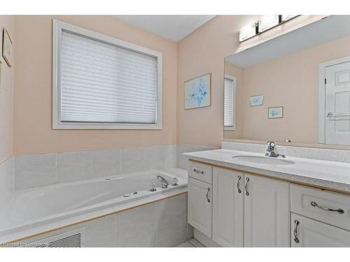 107 Dorchester Drive, Grimsby, ON - Indoor Photo Showing Bathroom