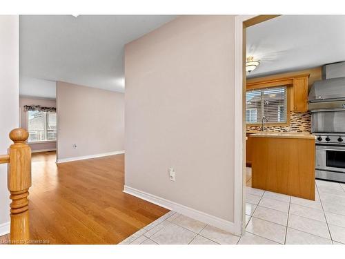 107 Dorchester Drive, Grimsby, ON - Indoor Photo Showing Kitchen