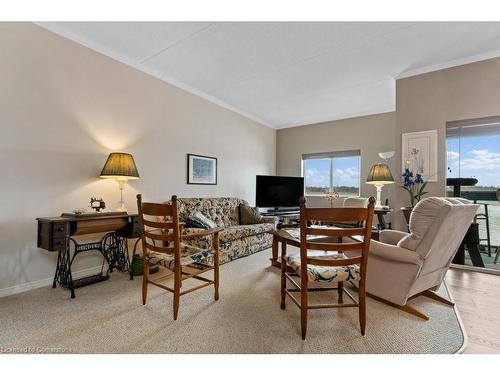 107-210 Main Street E, Dunnville, ON - Indoor Photo Showing Living Room