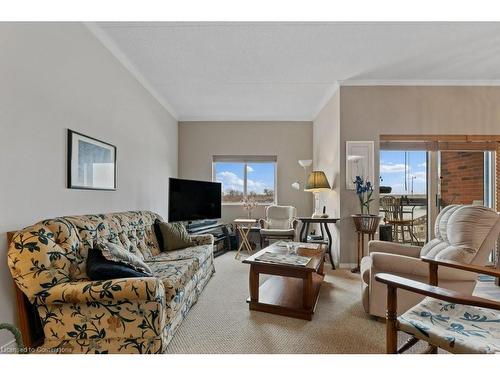 107-210 Main Street E, Dunnville, ON - Indoor Photo Showing Living Room