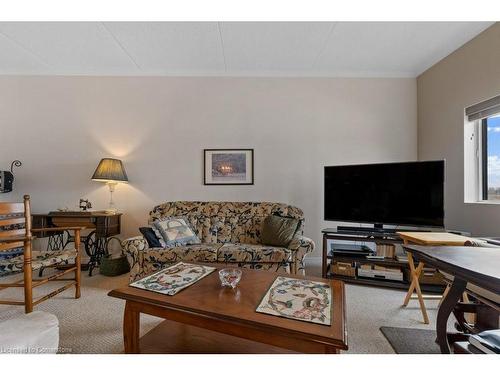 107-210 Main Street E, Dunnville, ON - Indoor Photo Showing Living Room