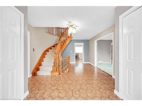 1281 Abbey Court, Burlington, ON - Indoor Photo Showing Other Room