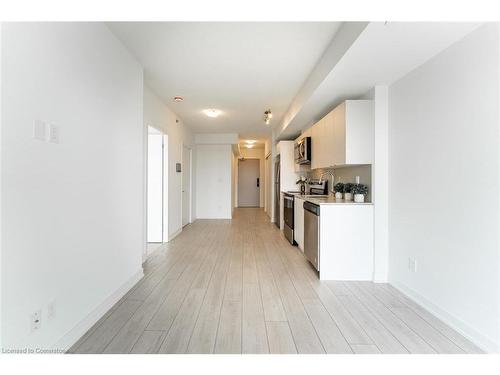 A518-3210 Dakota Common, Burlington, ON - Indoor Photo Showing Kitchen