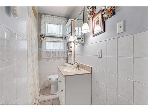 58 Duncombe Drive, Hamilton, ON - Indoor Photo Showing Bathroom