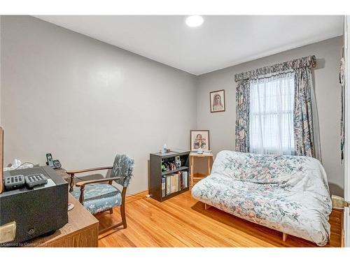 58 Duncombe Drive, Hamilton, ON - Indoor Photo Showing Bedroom