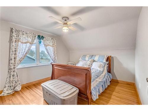 58 Duncombe Drive, Hamilton, ON - Indoor Photo Showing Bedroom