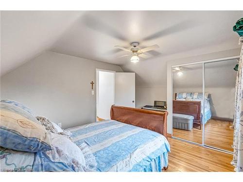 58 Duncombe Drive, Hamilton, ON - Indoor Photo Showing Bedroom