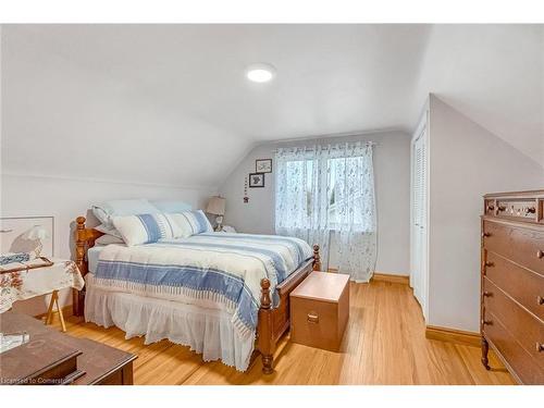 58 Duncombe Drive, Hamilton, ON - Indoor Photo Showing Bedroom