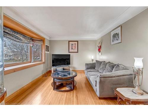 58 Duncombe Drive, Hamilton, ON - Indoor Photo Showing Living Room