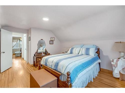 58 Duncombe Drive, Hamilton, ON - Indoor Photo Showing Bedroom