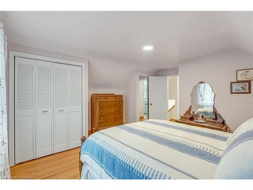 58 Duncombe Drive, Hamilton, ON - Indoor Photo Showing Bedroom