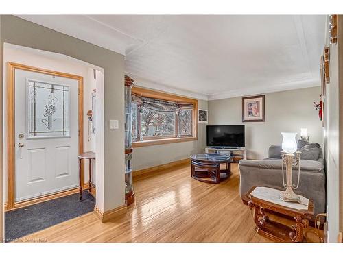 58 Duncombe Drive, Hamilton, ON - Indoor Photo Showing Living Room