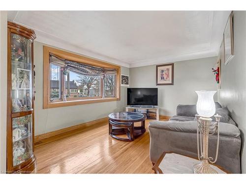 58 Duncombe Drive, Hamilton, ON - Indoor Photo Showing Living Room