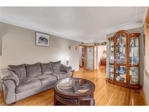 58 Duncombe Drive, Hamilton, ON - Indoor Photo Showing Living Room