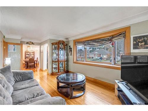 58 Duncombe Drive, Hamilton, ON - Indoor Photo Showing Living Room