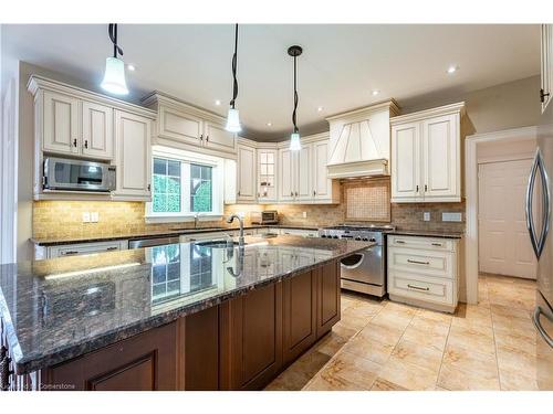 2 Bunny Glen Drive, Niagara-On-The-Lake, ON - Indoor Photo Showing Kitchen With Upgraded Kitchen