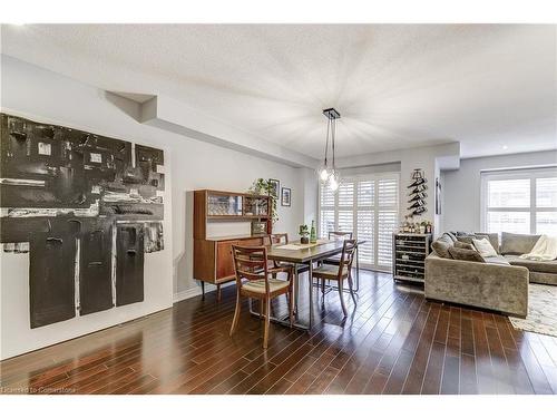 18-362 Plains Road E, Burlington, ON - Indoor Photo Showing Living Room