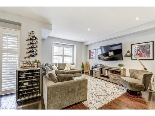 18-362 Plains Road E, Burlington, ON - Indoor Photo Showing Living Room