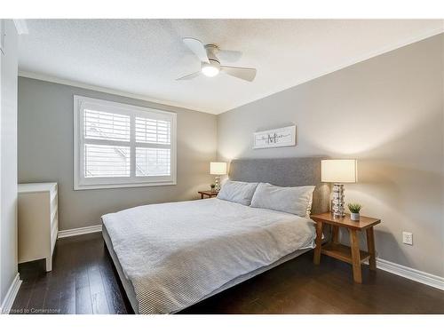 18-362 Plains Road E, Burlington, ON - Indoor Photo Showing Bedroom