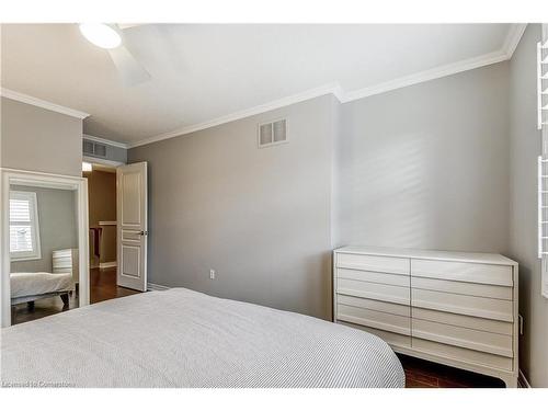 18-362 Plains Road E, Burlington, ON - Indoor Photo Showing Bedroom