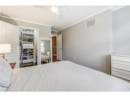 18-362 Plains Road E, Burlington, ON - Indoor Photo Showing Bedroom