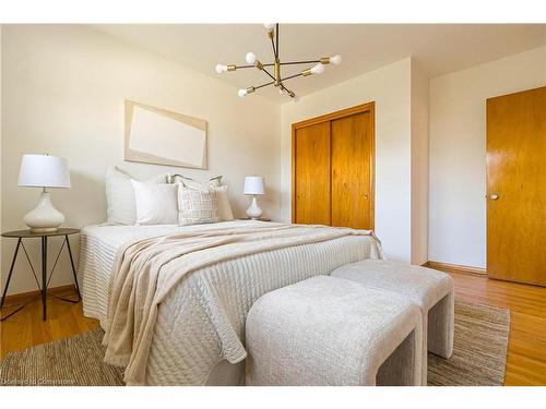 1371 Mountain Grove Avenue, Burlington, ON - Indoor Photo Showing Bedroom