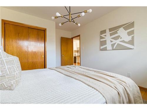 1371 Mountain Grove Avenue, Burlington, ON - Indoor Photo Showing Bedroom