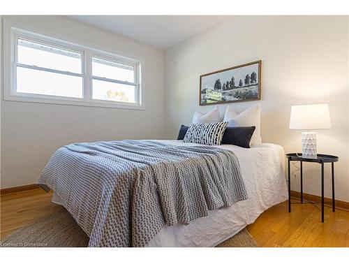 1371 Mountain Grove Avenue, Burlington, ON - Indoor Photo Showing Bedroom