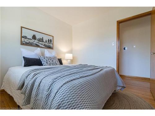 1371 Mountain Grove Avenue, Burlington, ON - Indoor Photo Showing Bedroom