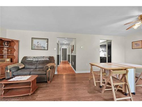 A11-25 Britten Close, Hamilton, ON - Indoor Photo Showing Living Room