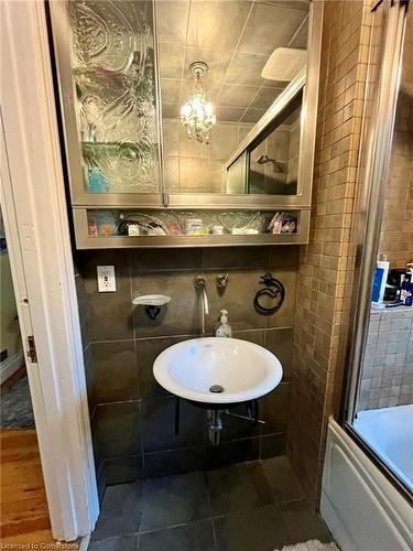 57 Newton Avenue, Hamilton, ON - Indoor Photo Showing Bathroom