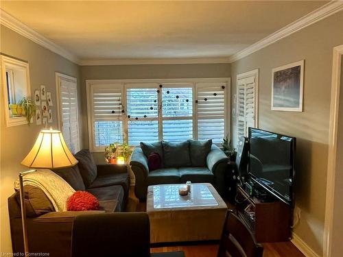 57 Newton Avenue, Hamilton, ON - Indoor Photo Showing Living Room