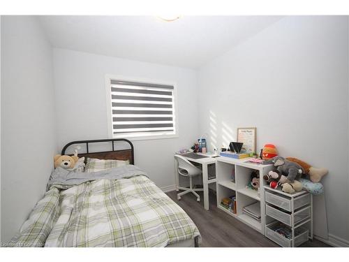 17 Barley Lane, Ancaster, ON - Indoor Photo Showing Bedroom