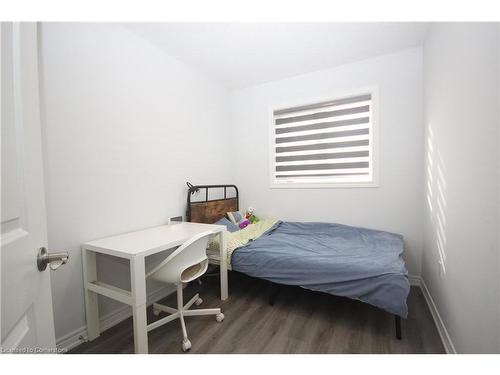 17 Barley Lane, Ancaster, ON - Indoor Photo Showing Bedroom