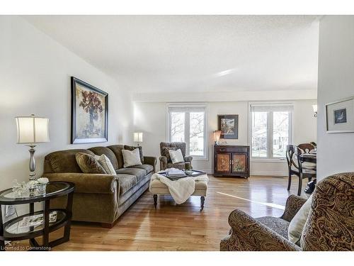 5014 Brady Avenue, Burlington, ON - Indoor Photo Showing Living Room