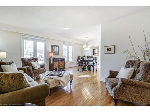 5014 Brady Avenue, Burlington, ON - Indoor Photo Showing Living Room