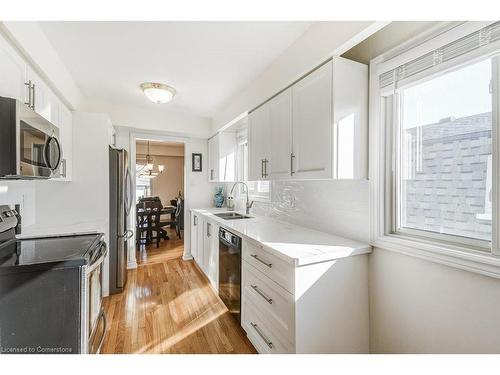 5014 Brady Avenue, Burlington, ON - Indoor Photo Showing Kitchen With Double Sink With Upgraded Kitchen