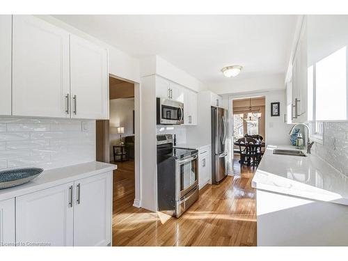 5014 Brady Avenue, Burlington, ON - Indoor Photo Showing Kitchen With Double Sink With Upgraded Kitchen