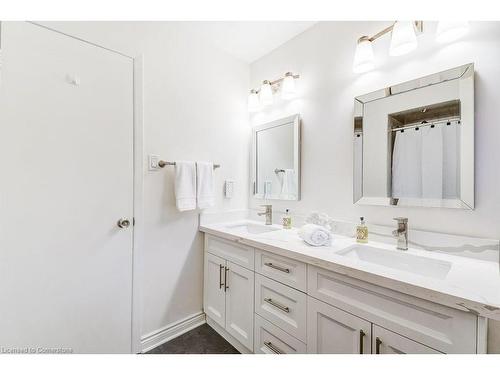 5014 Brady Avenue, Burlington, ON - Indoor Photo Showing Bathroom