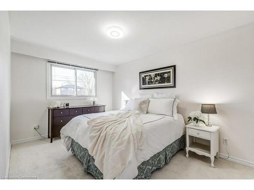 5014 Brady Avenue, Burlington, ON - Indoor Photo Showing Bedroom