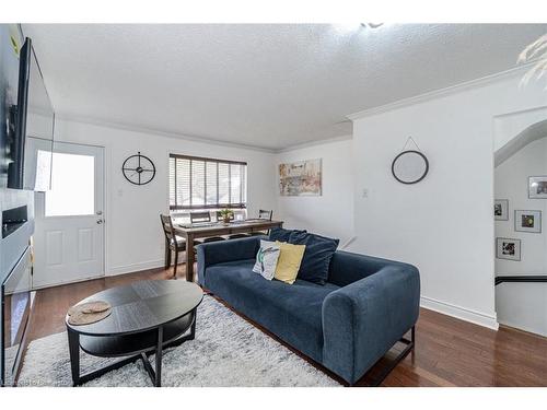 2-55 Blandford Street, Woodstock, ON - Indoor Photo Showing Living Room