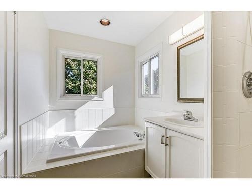 21-1415 Hazelton Boulevard, Burlington, ON - Indoor Photo Showing Bathroom