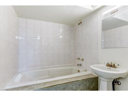 21-1415 Hazelton Boulevard, Burlington, ON - Indoor Photo Showing Bathroom