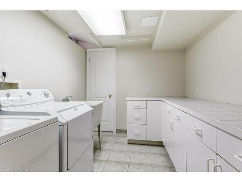 21-1415 Hazelton Boulevard, Burlington, ON - Indoor Photo Showing Laundry Room