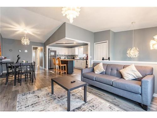 45 Woodland Drive, Welland, ON - Indoor Photo Showing Living Room