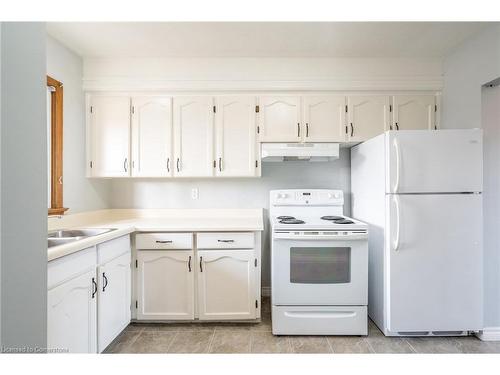 47 Bobolink Road, Hamilton, ON - Indoor Photo Showing Kitchen With Double Sink