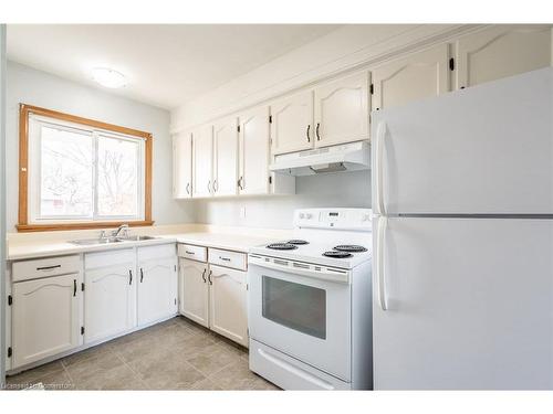 47 Bobolink Road, Hamilton, ON - Indoor Photo Showing Kitchen With Double Sink