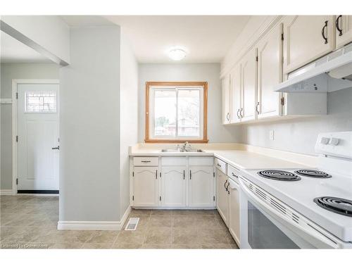 47 Bobolink Road, Hamilton, ON - Indoor Photo Showing Kitchen With Double Sink